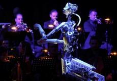 شاهد: روبوت يقود فرقة أوركسترا بشرية في الأمارات