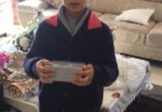 الطفل آدم حواجنة يتبرع بحصالته لصالح العائلات المستورة 