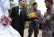 الأجهزة الأمنية تُقدم الورود لعروسين