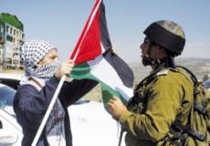 فتاة ترفع فلم فلسطين بوجه جندي اسرائيلي