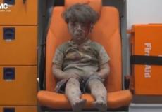 الطفل عمران بعد إنقاذه من تحت الأنقاض في حلب