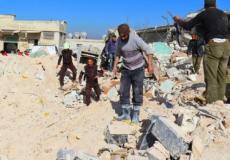 مدنيون يبحثون عن أحياء تحت الأنقاض بإدلب بعد غارات لطائرات النظام