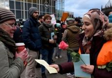 لاجئة سورية توزع الورد على الألمان