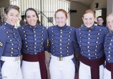 الكلية تفرض التزاما صارما بالزي الموحد