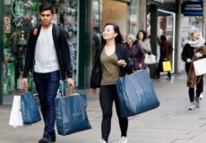 مكتب الإحصاءات الوطني في بريطانيا يقول إن الارتفاع في الأسعار كان ملحوظا بشكل خاص في الملابس الخارجية للنساء والرجال