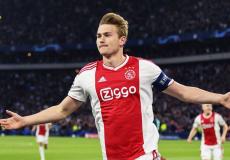 مدافع نادي اياكس ماتايس دي ليخت