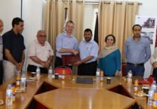 التعليم بغزة والصليب الأحمر