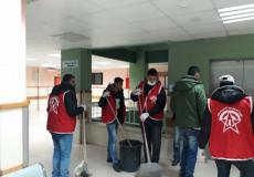 صورة لأعضاء الجبهة يقومون بتنظيف المستشفى