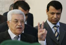 النائب محمد دحلان بجوار الرئيس الفلسطيني محمود عباس -من الارشيف-