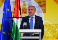 رئيس الوزراء محمد اشتية ، خلال القاء كلمته في الاحتفال بيوم اوروبا