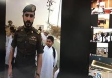 مشهد من كاميرات المراقبة التي رصدت الشرطي