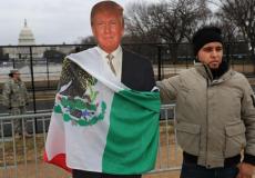 متظاهر مكسيكي في واشنطن بندد بترامب