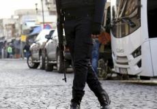 شرطي تركي يسير في شارع بحي سور بمدينة ديار بكر