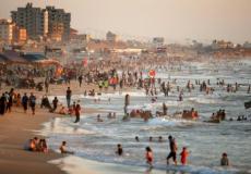 فلسطينيون يستجمون على شاطئ البحر