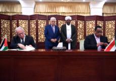 وزير الخارجية رياض المالكي خلال توقيعه الاتفاقيات