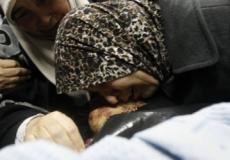 والدة الشهيد أحمد كوازبة أثناء وداعه