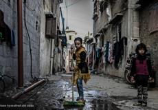 طفلة بأحد شوارع مخيم الشاطئ بغزة