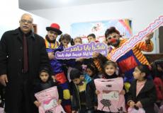 الوزير ناصر قطامي يقدم هدايا للأطفال بمناسبة يوم السرطان العالمي