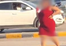 سعودية تسير بلباس فاضح في شوارع الرياض