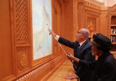 بنيامين نتنياهو رئيس الحكومة الإٍسرائيلية في عمان خلال لقاءه السلطان قابوس