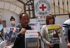 وقفة تضامنية مع الأسرى أمام الصليب الأحمر في نابلس 