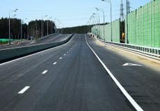 شاهد: رجل يقفز على غطاء شاحنة أثناء تحركها على طريق سريع