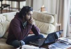 ديف باتيل في مشهد من فيلم "أسد"