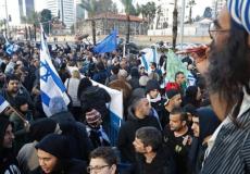 متظاهرون مؤيدون للجندي إيلور عزريا أمام وزارة الدفاع الإسرائيلية