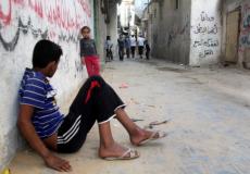 أرشيف / طفل في يجلس على مدخل مخيم بغزة 