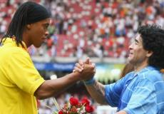 مارادونا ورونالدينيو يشاركان في المباراة