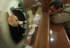 موظف ينجز معاملة - أرشيف 