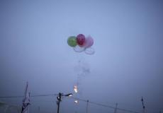 إطلاق بالونات حارقة صوب غلاف غزة -ارشيف-