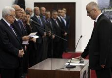 رئيس الوزراء رامي الحمد الله خلال أدائه اليمين الدستورية أمام الرئيس محمود عباس