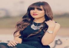 بشعر رمادي وفستان أخضر إيمي زكريا تفاجئ جمهورها