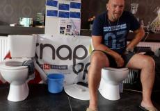 الرجل البلجيكي يجلس على المرحاض