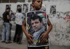 طفل يحمل صورة محمد دحلان بغزة