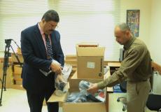 تربية رام الله تتسلم من اللجنة الوطنية أجهزة تقنية للتعليم عن بعد