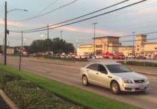 صورة تظهر سيارات الطوارئ في مكان إطلاق النار