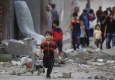 طفل يهرب من قصف الاحتلال لاحد المنازل بغزة