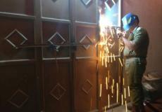 الاحتلال يغلق مخرطتين بالخليل