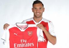 آرسنال يضم موستافي وبيرييز