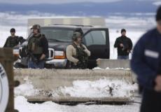 عناصر من الشرطة الفيدرالية أمام حديقة مالور قبل إنهاء احتلالها المسلح