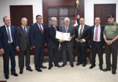 الرئيس، محمود عباس اثناء تسلمه التقرير السنوي لهيئة التقاعد .(عدسة:اسامه فلاح)