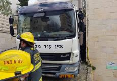 انقاذ عالق بين شاحنة وجدار في القدس