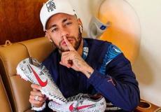 نيمار يحمل حذاء من شركة نايكي