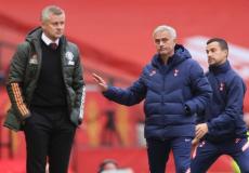 نتيجة كارثية لسولسكاير (يسار) وفوز ساحق لمورينيو (رويترز)