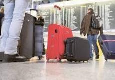 مسافرون في أحد المطارات - توضيحية