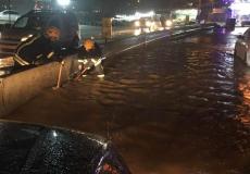 طواقم الدفاع المدني في فلسطين تتعامل مع المنخفض الجوي