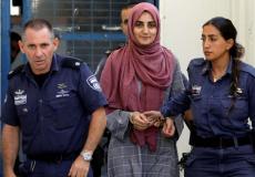 المواطنة التركية إبرو أوزكان مع الشرطة الإسرائيلية