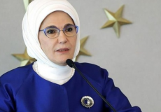 زوجة اردوغان تواسي الضحايا والمتضررين